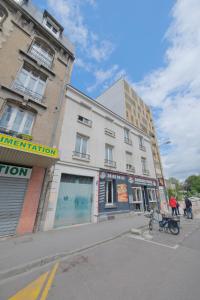 a building on the corner of a street next to a building at Margherita in Reims