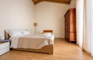 a bedroom with a bed and a wooden dresser at B&B Il Nocciolino in La Fabbrica