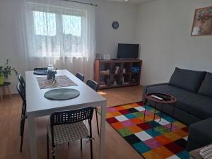 ein Wohnzimmer mit einem Tisch und einem Sofa in der Unterkunft Ki-Mi-Self Check-In in Krapina