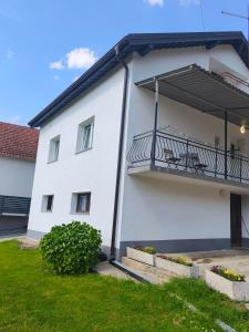 ein weißes Gebäude mit einem Balkon an der Seite in der Unterkunft Ki-Mi-Self Check-In in Krapina