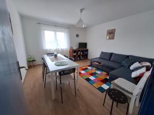 ein Wohnzimmer mit Sofa und Tisch in der Unterkunft Ki-Mi-Self Check-In in Krapina
