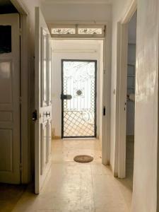 a door with a metal gate in a hallway at Appartement Détente Hammamet in Hammamet