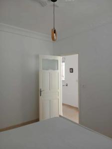 an empty room with a door and a ceiling at Appartement Détente Hammamet in Hammamet +1 photo