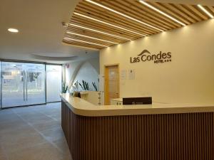 a lobby with a sign for a los cords pharmacy at LAS CONDES Hotel in Tacna