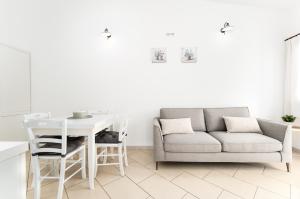 a living room with a couch and a table at Residence con piscina Piricone in Orosei