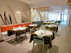 a restaurant with tables and chairs in a room at LAS CONDES Hotel in Tacna