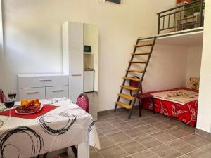 a room with a bed and a table with a bowl of fruit at Sutorange in Sutomore