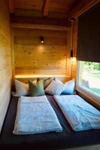 Un pat sau paturi într-o cameră la Ferienhaus Holzchalet