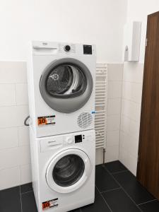 a washing machine and a dryer in a bathroom at City Loft Traum Quartier Apartments in Siegen