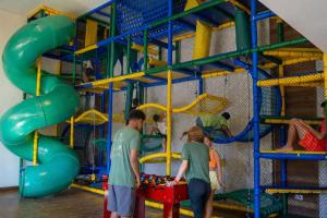 a group of people playing in an indoor playground at Hotel Velas do Engenho in Ilhabela