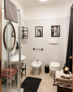 a bathroom with a toilet and a sink at Civico 3 - Alloggio Turistico in Fiano Romano