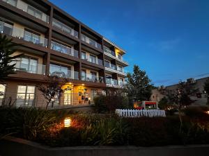 an apartment building at night with the lights on at Serenity De Lluxe in Kavač