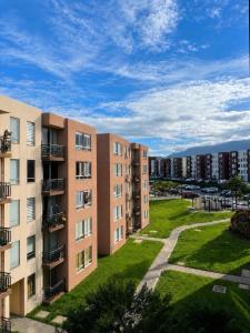 an image of an apartment complex with a park at Apartamento central Moderno de lujo y con piscina in Villavicencio