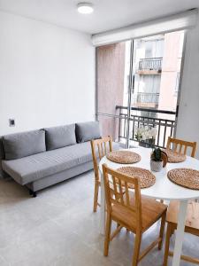 a living room with a couch and a table and chairs at Apartamento central Moderno de lujo y con piscina in Villavicencio