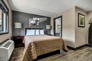 a hotel room with a bed and a window at Best Way Inn in Middlefield +21 photos