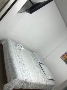 a room with a white ceiling with a couch at Casa Hotel Ortiz in Apartadó
