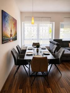 a living room with a dining table and a couch at City Loft Traum Quartier Apartments in Siegen