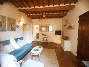 a living room with a blue couch and a table at Il sogno di Tania in Pescia