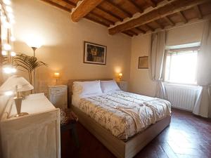 a bedroom with a large bed and a window at Il sogno di Tania in Pescia