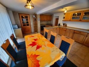 a kitchen with a table and chairs and a kitchen with a table and chairsktop at Ferienhaus in Gera