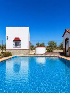 a large swimming pool in front of a building at Antigua Villa Medina casa con piscina 3 habitaciones in Marchena
