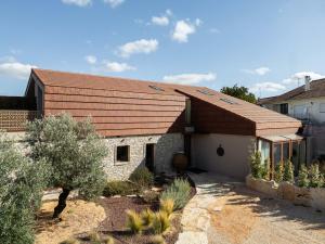 a brick house with a brown roof at Casa Tosca in Fátima