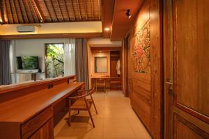 a hallway with a bar and a dining room at Apittoya Villas in Gianyar