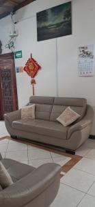 a living room with a couch and a table at Hostal Casa Las Flores in Masaya