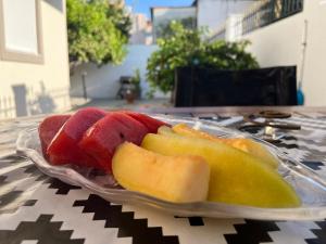 a plate of fruit sitting on a table at Timeless Memories Studio in Zipárion