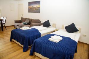 a living room with two beds and a couch at Apartment für 3, 2 Boxspringbetten, Internet & Parkplatz in Dortmund