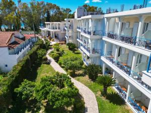 an aerial view of the courtyard of a building at Sunrise Beach Hotel in Ammoudia