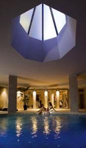 un paio di persone sedute in piscina di Hotel Europa a Latina