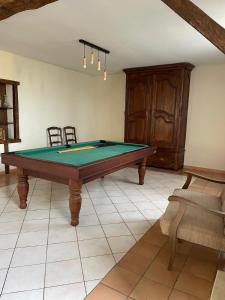 a room with a pool table and two chairs at BOISSET, Grande maison familiale avec vue sur les Pyrénées in Castel-Sarrazin