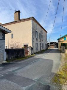 an empty street next to an old building at BOISSET, Grande maison familiale avec vue sur les Pyrénées in Castel-Sarrazin