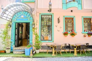 ein Gebäude mit Tischen und Stühlen davor in der Unterkunft Edibe Sultan Hotel in Istanbul