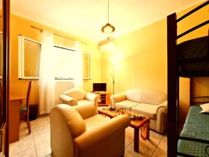 ein Wohnzimmer mit zwei Sesseln und einem Sofa in der Unterkunft LECÉLESTE in Lithakia