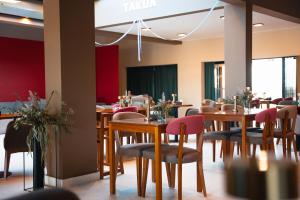 a dining room with wooden tables and chairs at Takuá Hotel Serrano in La Punta