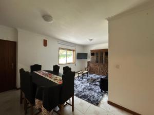 a dining room with a table and chairs at Cantinho da Mariana in Moledo