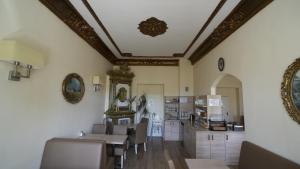 a kitchen and dining room with a table and chairs at Hotel AI Königshof in Berlin