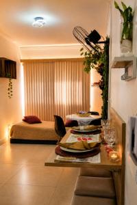 a room with a bed and a table with food on it at Apê Panoramic Águas Claras e Ministérios in Brasília
