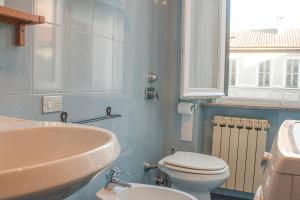 baño con lavabo y aseo y ventana en Casa Berra en Milán
