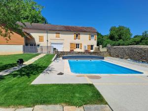 a house with a swimming pool in front of a yard at Hébergement Cressia in Cressia
