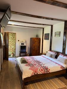 a bedroom with a large bed in a room at Old Court in Curtea de Argeş