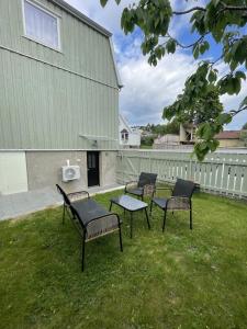 a group of chairs and tables in a yard at Halden downtown apartment in Halden