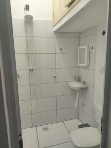 a bathroom with a shower and a toilet and a sink at Quarto Privativo com ar condicionado no centro in Ribeirão Preto