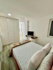 a bedroom with a large bed and a desk at Casa Augusta 6 in Braga