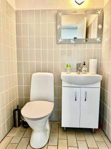 a bathroom with a toilet and a sink at Chatka in Tappernøje