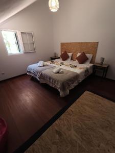 a bedroom with a large bed and a window at Dotty's House in Gaula
