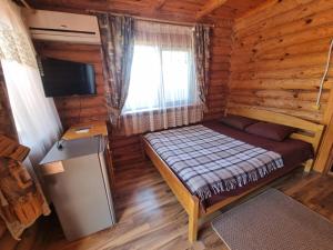 a bedroom with a bed in a log cabin at Бухта Вікінга in Szack