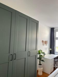 a bathroom with a cabinet with a plant in it at Cityapartment Rosi in Pasewalk